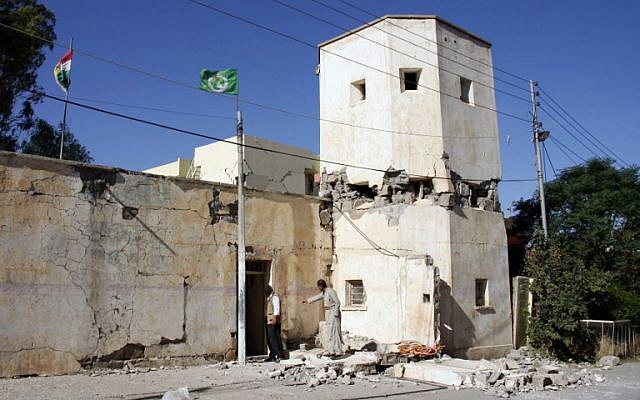 People inspect a damaged building in the mountainous town of Darbandikhan, in Iraqi Kurdistan, on November 13, 2017. (AFP Photo/Shwan Mohammed) People inspect a damaged building in the mountainous town of Darbandikhan, in Iraqi Kurdistan, on November 13, 2017. (AFP Photo/Shwan Mohammed)