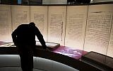 Visitors look at an exhibit about the Dead Sea scrolls during a media preview of the new Museum of the Bible, a museum dedicated to the history, narrative and impact of the Bible, in Washington, DC, November 14, 2017. (AFP Photo/Saul Loeb)