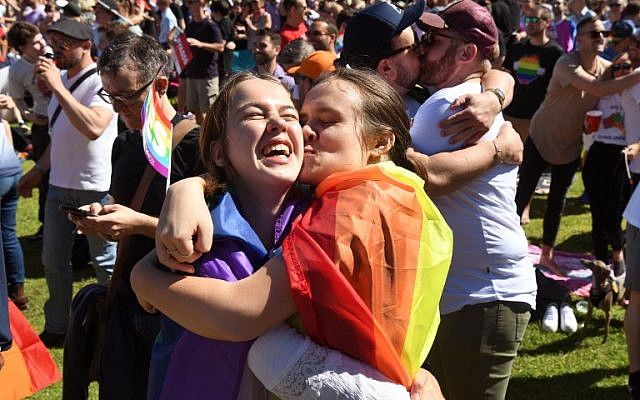 Supporters of the same-sex marriage "Yes" vote gather to celebrate the announcement in a Sydney park on November 15, 2017. (AFP PHOTO / WILLIAM WEST) Supporters of the same-sex marriage "Yes" vote gather to celebrate the announcement in a Sydney park on November 15, 2017. (AFP PHOTO / WILLIAM WEST)