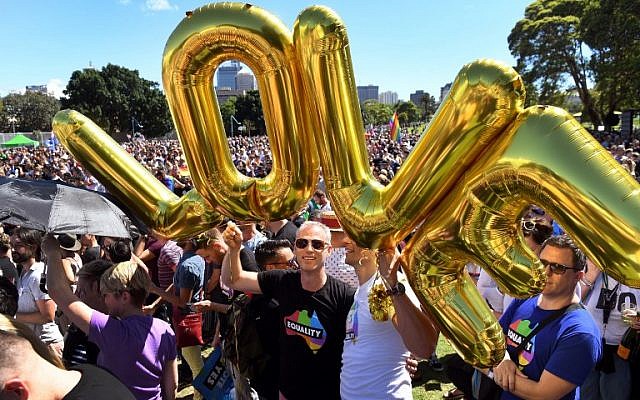 Supporters of the same-sex marriage "Yes" vote gather to celebrate the announcement in a Sydney park on November 15, 2017. (AFP PHOTO / WILLIAM WEST) Supporters of the same-sex marriage "Yes" vote gather to celebrate the announcement in a Sydney park on November 15, 2017. (AFP PHOTO / WILLIAM WEST)