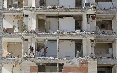 A picture taken on November 15, 2017 shows a view through the buildings left damaged by a 7.3-magnitude earthquake that struck days before in the town of Sarpol-e Zahab in Iran's western Kermanshah province near the border with Iraq, leaving hundreds killed and thousands homeless. (AFP PHOTO / ATTA KENARE)