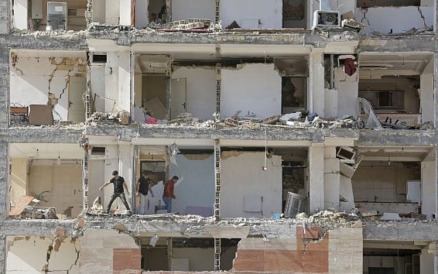A picture taken on November 15, 2017 shows a view through the buildings left damaged by a 7.3-magnitude earthquake that struck days before in the town of Sarpol-e Zahab in Iran's western Kermanshah province near the border with Iraq, leaving hundreds killed and thousands homeless. (AFP PHOTO / ATTA KENARE) A picture taken on November 15, 2017 shows a view through the buildings left damaged by a 7.3-magnitude earthquake that struck days before in the town of Sarpol-e Zahab in Iran's western Kermanshah province near the border with Iraq, leaving hundreds killed and thousands homeless. (AFP PHOTO / ATTA KENARE)