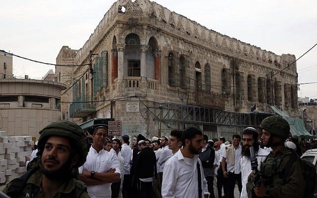 Israeli settlers are escorted by Israeli security forces during a tour of the Palestinian side of the divided city of Hebron, November 18, 2017.(AFP PHOTO / HAZEM BADER) Israeli settlers are escorted by Israeli security forces during a tour of the Palestinian side of the divided city of Hebron, November 18, 2017.(AFP PHOTO / HAZEM BADER)