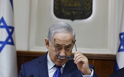 Prime Minister Benjamin Netanyahu attends the weekly cabinet meeting in Jerusalem on November 19, 2017. (AFP PHOTO / POOL / RONEN ZVULUN)