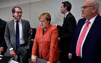 German Chancellor Angela Merkel stands between German Transport Minister Alexander Dobrindt (L) and parliamentary group leader of the conservative CDU/CSU faction, Volker Kauder (R) prior to the conservative group's meeting, on November 20, 2017, in Berlin. (AFP PHOTO / John MACDOUGALL)