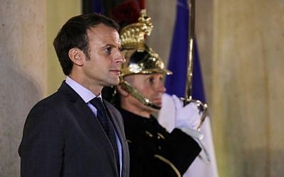 French President Emmanuel Macron stands at the main entrance of the Elysee Palace on November 20, 2017 in Paris. (AFP PHOTO / LUDOVIC MARIN)