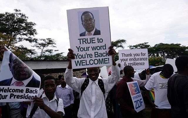 People gather outside Harare's airport to welcome former Zimbabwean vice-president Emmerson Mnangagwa on November 22, 2017 in Harare. (AFP PHOTO / ZINYANGE AUNTONY) People gather outside Harare's airport to welcome former Zimbabwean vice-president Emmerson Mnangagwa on November 22, 2017 in Harare. (AFP PHOTO / ZINYANGE AUNTONY)