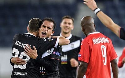 Lugano's Italian midfielder Cristian Ledesma (2L) celebrates victory with teammates at the end of the UEFA Europa League Group G football match between FC Lugano and Hapoel Beersheba at Luzern Arena in Lucerne on November 23, 2017. (AFP PHOTO / Fabrice COFFRINI)