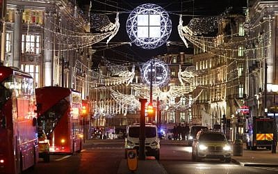Traffic is halted on Oxford street following an incident in central London on November 24, 2017. (AFP/Daniel LEAL-OLIVAS) Traffic is halted on Oxford street following an incident in central London on November 24, 2017. (AFP/Daniel LEAL-OLIVAS)