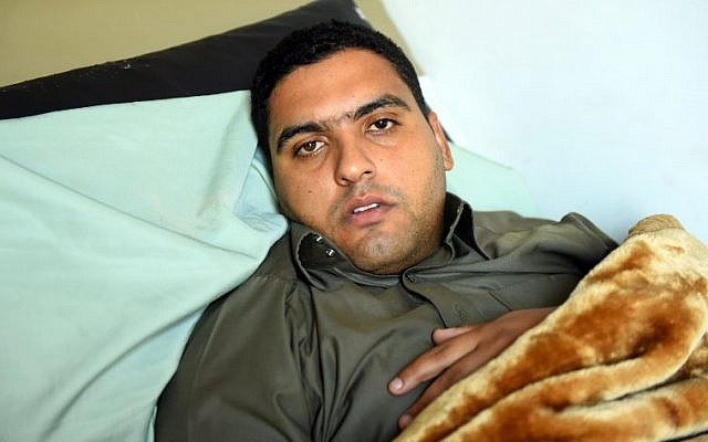 Mohamed Abdel Fattah, the imam of al-Rawda mosque, which was attacked by terrorists near the North Sinai provincial capital of El-Arish, receives treatment at al-Husseiniya hospital in Egypt's northern province of al-Sharqiya on November 25, 2017. (AFP PHOTO / MOHAMED EL-SHAHED)