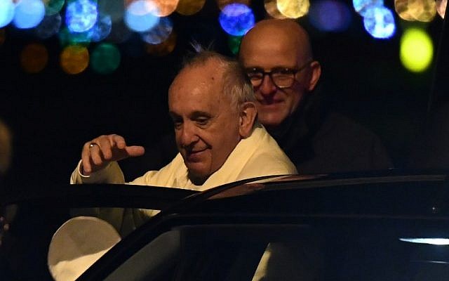 Pope Francis arrives to board a plane to Yangon on November 26, 2017 at Rome's Fiumicino airport. (AFP PHOTO / Alberto PIZZOLI) Pope Francis arrives to board a plane to Yangon on November 26, 2017 at Rome's Fiumicino airport. (AFP PHOTO / Alberto PIZZOLI)