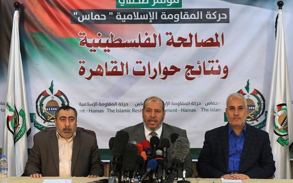 Hamas spokesman Fawzi Barhoum, right, attends a press conference with a senior official of the organization, Khalil al-Hayya, in Gaza City, November 27, 2017. (AFP/Mohammad Abed)