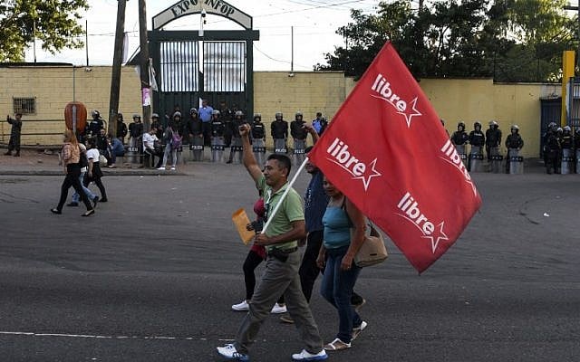 Supporters of Honduran presidential candidate for the Opposition Alliance against the Dictatorship party Salvador Nasralla hold a demonstration to demand the Electoral Supreme Court (TSE) announce the election's final results in Tegucigalpa, on November 28, 2017. (AFP Photo/Orlando Sierra) Supporters of Honduran presidential candidate for the Opposition Alliance against the Dictatorship party Salvador Nasralla hold a demonstration to demand the Electoral Supreme Court (TSE) announce the election's final results in Tegucigalpa, on November 28, 2017. (AFP Photo/Orlando Sierra)