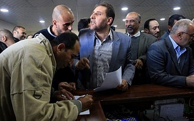 Government employees of the Palestinian Authority gather to return to work at the headquarters of the Palestinian Finance Ministry in Gaza City on November 29, 2017.(AFP PHOTO / MOHAMMED ABED