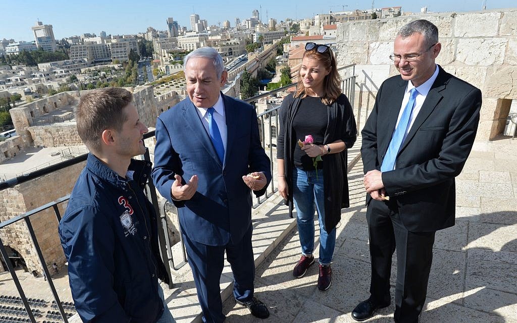 Ioana Isac (2R) and Mihai Georgescu (L) receiving a tour of the Tower of David Museum in Jerusalem by Prime Minister Benjamin Netanyahu (2L) and Tourism Minister Yariv Levin, November 7, 2017. (Kobi Gideon/GPO)