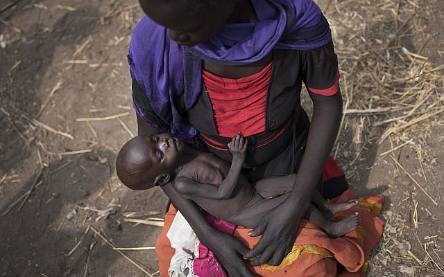 Adel Bol, 20, cradles her 10-month-old daughter Akir Mayen at a food distribution site in Malualkuel, in the Northern Bahr el Ghazal region of South Sudan, April 5, 2017. (AP) Adel Bol, 20, cradles her 10-month-old daughter Akir Mayen at a food distribution site in Malualkuel, in the Northern Bahr el Ghazal region of South Sudan, April 5, 2017. (AP)