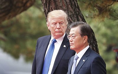 US President Donald Trump, left, and South Korea's President Moon Jae-in attend a welcoming ceremony at the Presidential Blue House in Seoul, South Korea, November 7, 2017. (Kim Hong-Ji/Pool Photo via AP)