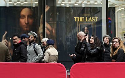Visitors to Christie's wait outside in a line to view Leonardo da Vinci's 'Salvator Mundi' in New York November 14, 2017. (AP/Julie Jacobson)