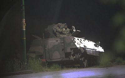 Armed Zimbabwean soldiers sit on top of a military tank in Harare, Zimbabwe November 15, 2017. (AP Photo/Tsvangirayi Mukwazhi)