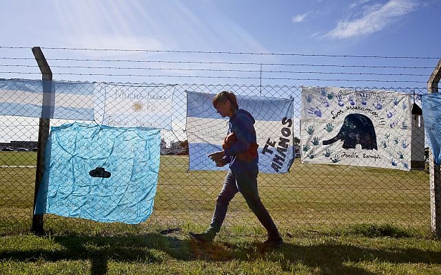 A brother of submarine crew member Diego Wagner walks away after placing a national flag in support of his brother and other crew members of the missing ARA San Juan, on a fence enclosing the Mar del Plata Naval Base, in Argentina, November 23, 2017. (AP Photo/Esteban Felix) A brother of submarine crew member Diego Wagner walks away after placing a national flag in support of his brother and other crew members of the missing ARA San Juan, on a fence enclosing the Mar del Plata Naval Base, in Argentina, November 23, 2017. (AP Photo/Esteban Felix)