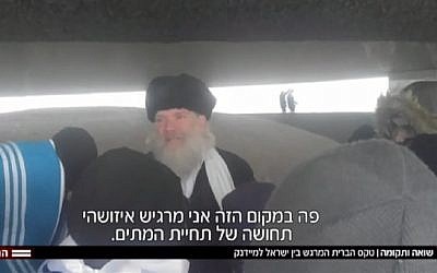 Screen capture from video of Rabbi Aryeh Hendler leading a tour at the Majdanek concentration camp site in Poland, November 2017. (Hadashot news)
