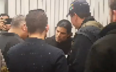 Assi Ben-Mosh (C) is seen at Ben Gurion International Airport upon his arrival in Israel after being deported from Colombia, on November 28, 2017. (Screen capture: Twitter)