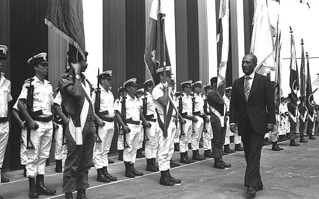PRES. ANWAR SADAT PASSING THE GUARD OF HONOR AT HAIFA'S PORT.
ðùéà îöøéí àðåàø ñàãú ñå÷ø îñãø ëáåã ùì öä"ì, áäâéòå ìáé÷åø îîìëúé áòéø çéôä. PRES. ANWAR SADAT PASSING THE GUARD OF HONOR AT HAIFA'S PORT.
ðùéà îöøéí àðåàø ñàãú ñå÷ø îñãø ëáåã ùì öä"ì, áäâéòå ìáé÷åø îîìëúé áòéø çéôä.