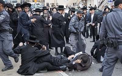 Ultra-Orthodox Jews clash with police during a protest against the enlistment of members of their community to the IDF, next to the army recruiting office in Jerusalem, on November 28, 2017. (Flash90)
