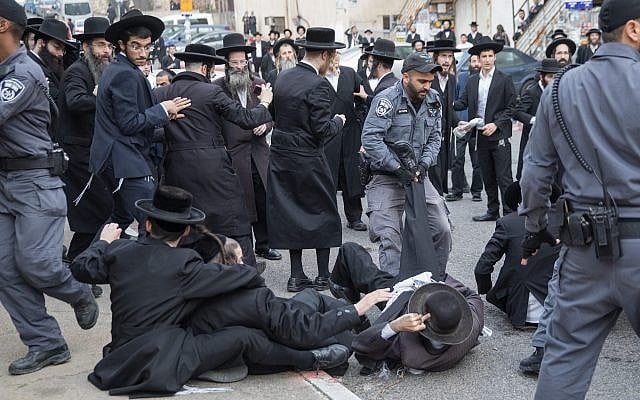 Ultra-Orthodox Jews clash with police during a protest against the enlistment of members of their community to the IDF, next to the army recruiting office in Jerusalem, on November 28, 2017. (Flash90) Ultra-Orthodox Jews clash with police during a protest against the enlistment of members of their community to the IDF, next to the army recruiting office in Jerusalem, on November 28, 2017. (Flash90)