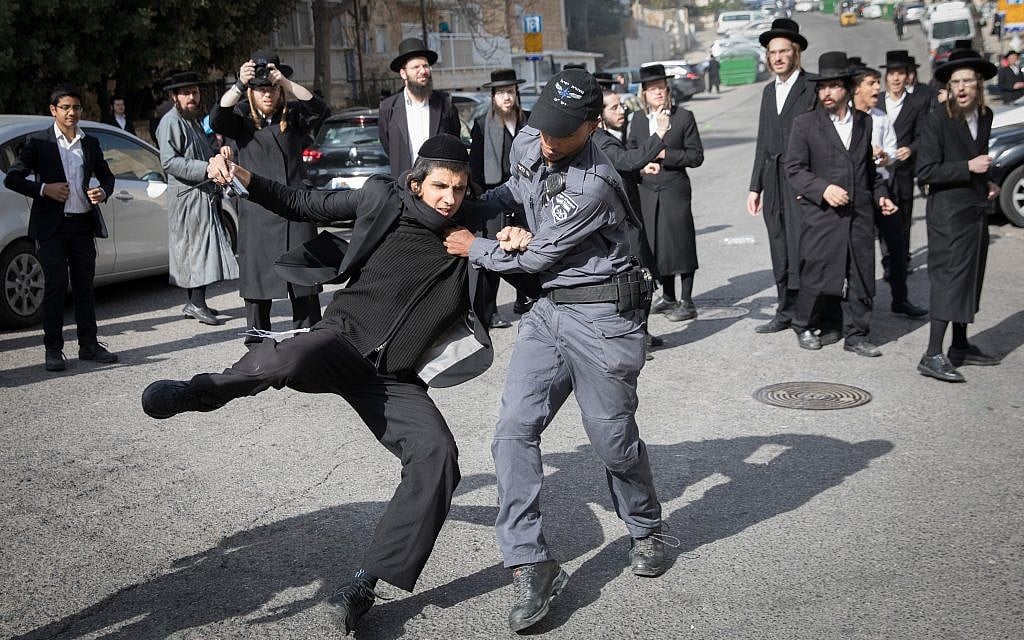 Ultra-Orthodox Jewish men clash with police during a anti-draft protest on November 28, 2017 in Jerusalem. (Flash90) Ultra-Orthodox Jewish men clash with police during a anti-draft protest on November 28, 2017 in Jerusalem. (Flash90)