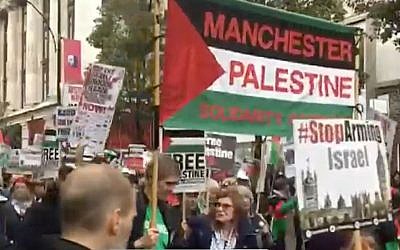 Demonstrators in London protest against the Balfour Declaration and Prime Minister Benjamin Netanyahu's visit to the British capital, on November 4, 2017. (Screen capture: Channel 10)