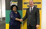 Regional Cooperation Minister Tzachi Hanegbi, left, with South African Environment Minister Bomo Molewa, November 6, 2017 (courtesy)
