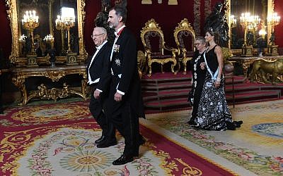 President Reuven Rivlin (lleft) and Spanish King Felipe VI in Madrid, November 6, 2017 (Haim Zach/GPO)
