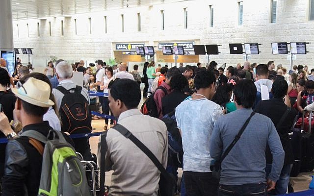 Thousands of people stand in line at Ben Gurion Airport's departure terminal on August 13, 2015, a day when 79,800 passengers passed through on 457 flights. (Flash90) Thousands of people stand in line at Ben Gurion Airport's departure terminal on August 13, 2015, a day when 79,800 passengers passed through on 457 flights. (Flash90)