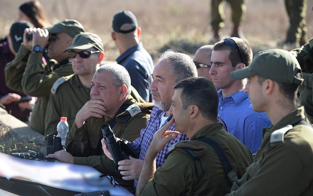 Defense Minister Avigdor Liberman, center, meets with Brig. Gen. Yaniv Assur, who commands the division responsible for the Golan Heights, right, and IDF Chief of Staff Gadi Eisenkot, left, during a tour of northern Israel on November 15, 2017. (Ariel Hermoni/Defense Ministry)