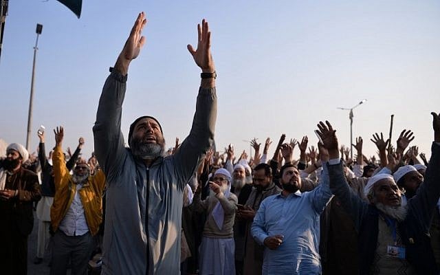 Pakistani protesters from the Tehreek-i-Labaik Yah Rasool Allah Pakistan (TLYRAP) religious group shout religious slogans during a protest in Islamabad on November 26, 2017. (AFP PHOTO / AAMIR QURESHI) Pakistani protesters from the Tehreek-i-Labaik Yah Rasool Allah Pakistan (TLYRAP) religious group shout religious slogans during a protest in Islamabad on November 26, 2017. (AFP PHOTO / AAMIR QURESHI)