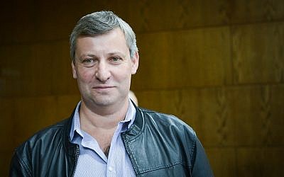 Former tourism minister Stas Misezhnikov arrives at the Tel Aviv Magistrate's Court on November 21, 2017. (Flash90)