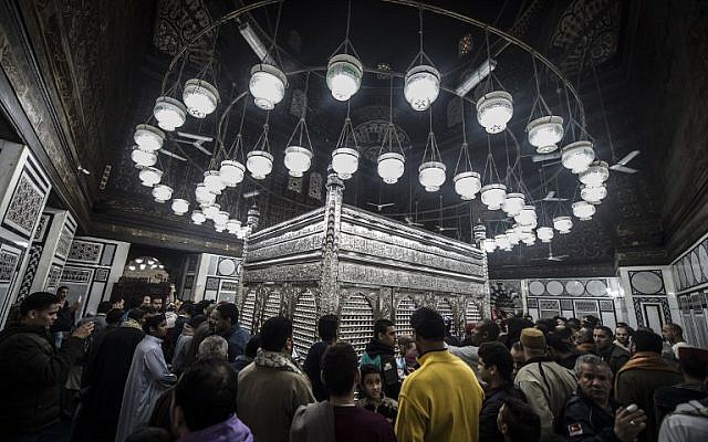 Egyptian Muslims visit the shrine of Al-Hussein, Islam's Prophet Mohammed's grandson, at the Al-Hussein mosque in Cairo during celebrations of the birthday of Prophet Mohammed, known in Arabic as "al-Mawlid al-Nabawi", on December 1, 2017. (AFP PHOTO / KHALED DESOUKI)