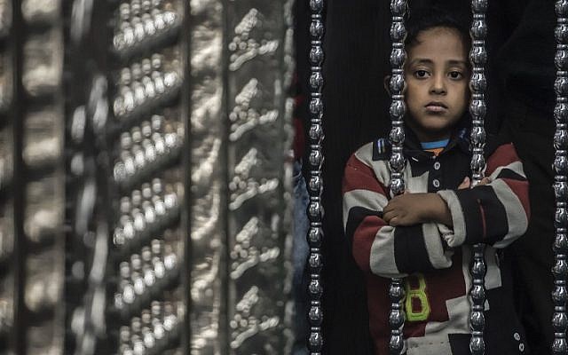 An Egyptian Muslim girl stands next to the shrine of Al-Hussein, Islam's Prophet Mohammed's grandson, at the Al-Hussein mosque in Cairo during celebrations of the birthday of Prophet Mohammed, known in Arabic as "al-Mawlid al-Nabawi", on December 1, 2017. (AFP PHOTO / KHALED DESOUKI)