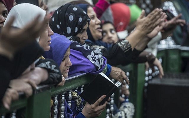 Egyptian Muslims pray in front of the shrine of Al-Hussein, Islam's Prophet Mohammed's grandson, at the Al-Hussein mosque in Cairo during celebrations of the birthday of Prophet Mohammed, known in Arabic as "al-Mawlid al-Nabawi", on December 1, 2017. (AFP PHOTO / KHALED DESOUKI)