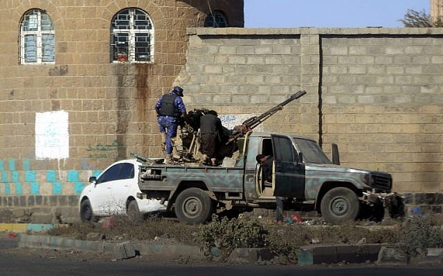 Houthi fighters man an anti-aircraft gun during clashes with supporters of Yemeni ex-president Ali Abdullah Saleh in the Yemeni capital Sanaa, December 2, 2017. (MOHAMMED HUWAIS/AFP) Houthi fighters man an anti-aircraft gun during clashes with supporters of Yemeni ex-president Ali Abdullah Saleh in the Yemeni capital Sanaa, December 2, 2017. (MOHAMMED HUWAIS/AFP)