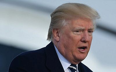 US President Donald Trump makes his way to board Air Force One before departing from Andrews Air Force Base in Maryland on December 2, 2017. (AFP PHOTO / MANDEL NGAN)