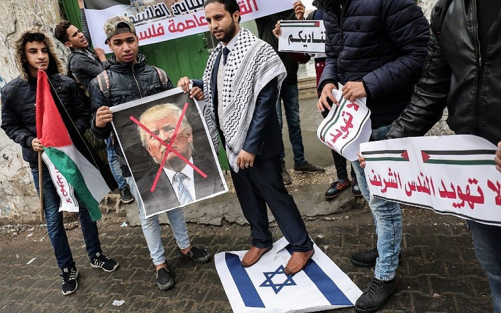 Palestinian protesters prepare to burn a picture of US President Donald Trump in the southern Gaza Strip town of Rafah on December 6, 2017, ahead of US
President Donald Trump's expected announcement recognizing Jerusalem as Israel's capital. (AFP PHOTO / SAID KHATIB)