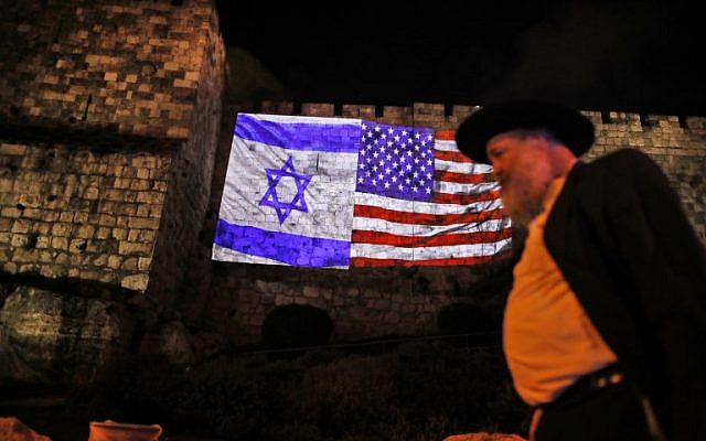 A picture taken on December 6, 2017, shows a giant US flag screened alongside Israel's national flag by the Jerusalem municipality on the walls of the Old City. (AFP PHOTO / Ahmad GHARABLI) A picture taken on December 6, 2017, shows a giant US flag screened alongside Israel's national flag by the Jerusalem municipality on the walls of the Old City. (AFP PHOTO / Ahmad GHARABLI)