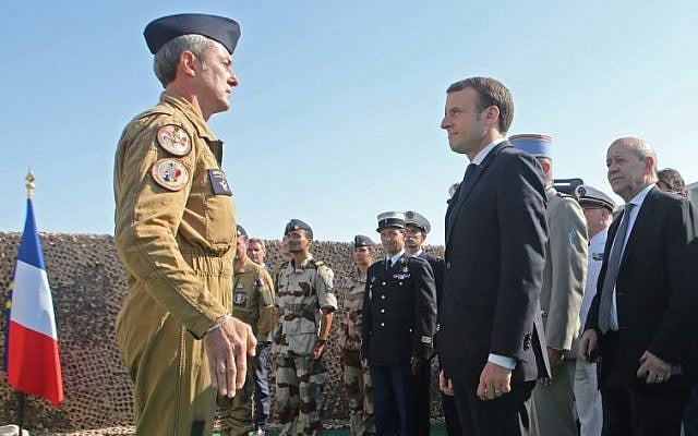 French President Emmanuel Macron (c)is welcomed by French Air Force commander Christophe Oursel (L) during his visit to French troops stationed at the al-Udeid Air Base in the Qatari capital Doha on December 7, 2017. / AFP PHOTO / KARIM JAAFAR French President Emmanuel Macron (c)is welcomed by French Air Force commander Christophe Oursel (L) during his visit to French troops stationed at the al-Udeid Air Base in the Qatari capital Doha on December 7, 2017. / AFP PHOTO / KARIM JAAFAR