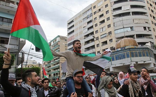 Protesters wave Palestinian flags and hold up a model of Jerusalem's Dome of the Rock during a demonstration in the southern Lebanese port city of Sidon on December 7, 2017, a day after US President Donald Trump recognized Jerusalem as Israel's capital. (AFP Photo/Mahmoud Zayyat) Protesters wave Palestinian flags and hold up a model of Jerusalem's Dome of the Rock during a demonstration in the southern Lebanese port city of Sidon on December 7, 2017, a day after US President Donald Trump recognized Jerusalem as Israel's capital. (AFP Photo/Mahmoud Zayyat)