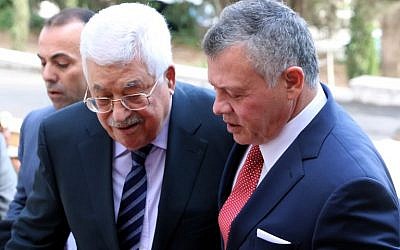 Jordan's King Abdullah II, right, welcomes Palestinian Authority President Mahmoud Abbas at the Royal Palace in Amman on December 7, 2017. (AFP/ KHALIL MAZRAAWI)