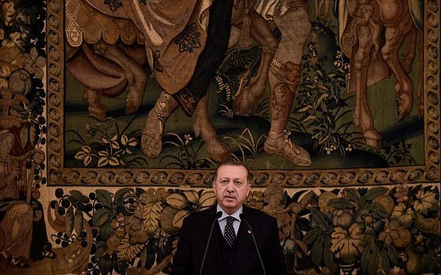 Turkish President Recep Tayyip Erdogan speaks at an official dinner with Greece's President Prokopis Pavlopoulos in Athens on December 7, 2017. (AFP Photo/Angelos Tzortzinis) Turkish President Recep Tayyip Erdogan speaks at an official dinner with Greece's President Prokopis Pavlopoulos in Athens on December 7, 2017. (AFP Photo/Angelos Tzortzinis)