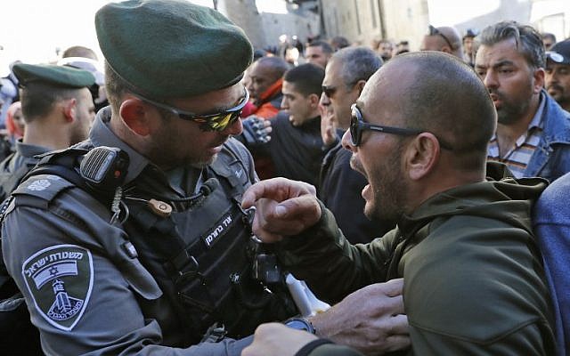 Israeli forces scuffle with people in Jerusalem's Old City on December 8, 2017. (AFP PHOTO / Thomas COEX)