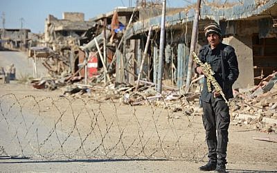 A member of the Iraqi forces guards a checkpoint in the northern Iraqi city of Baiji on November 27, 2017. (AFP PHOTO / Mahmud SALEH)
